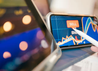 Ein Trader untersucht Bitcoin, Ethereum und Forex-Optionen über mehrere Märkte hinweg
